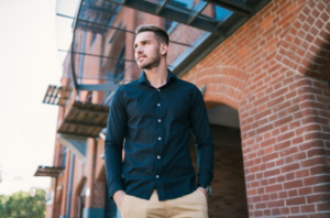 Do trabalho ao happy hour: como a camiseta casual te acompanha o dia todo