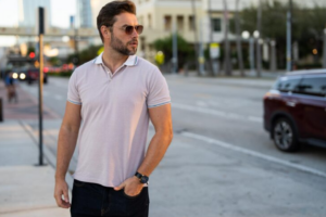 Polo masculina: como usar essa peça sem parecer ultrapassado